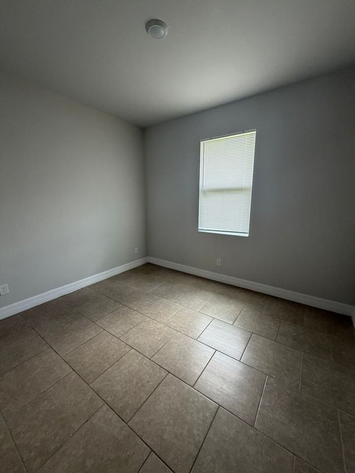 1031 San Cristobal Ave - Photo 4 of 19