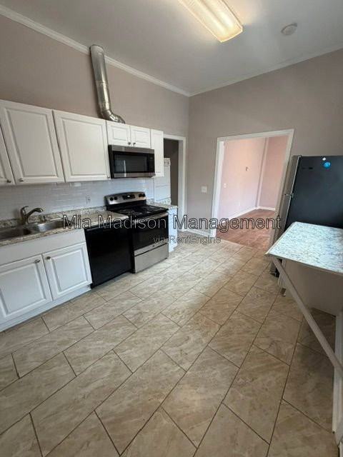 305 W 39th St - Photo 3 of 9