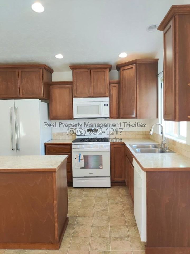 5825 Sidon Ln - Photo 3 of 20
