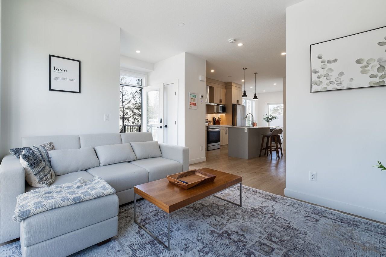 4411 37 St Sw - Photo 2 of 35