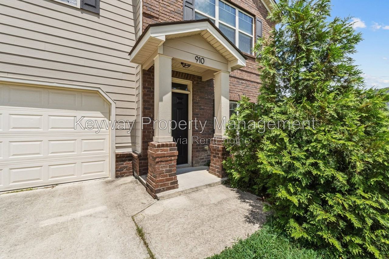 910 Clover Ct - Photo 3 of 27