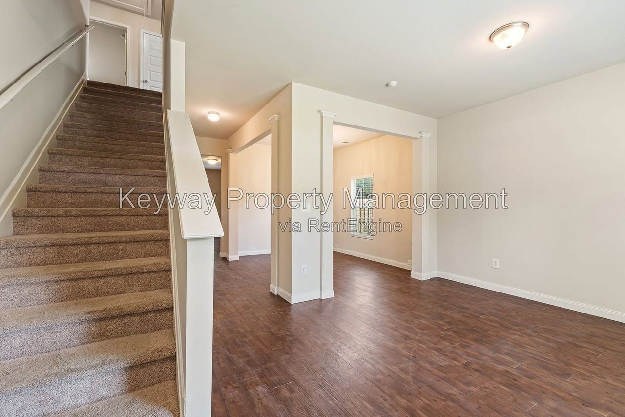 910 Clover Ct - Photo 4 of 27