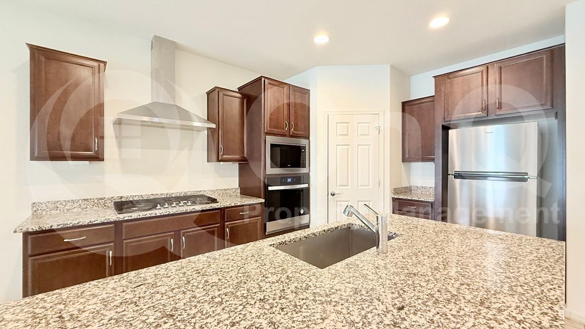 9034 W Luke Ave - Photo 4 of 25