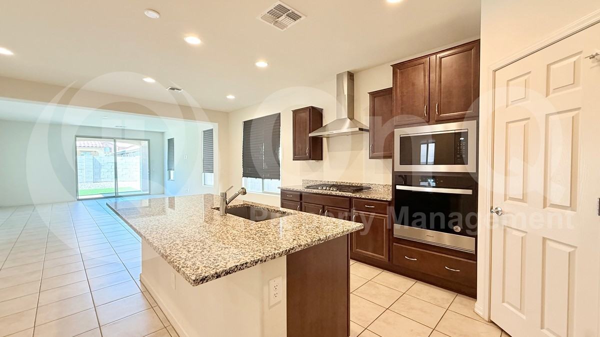 9034 W Luke Ave - Photo 5 of 25
