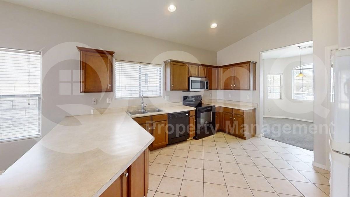 12134 W Ironwood St - Photo 3 of 21