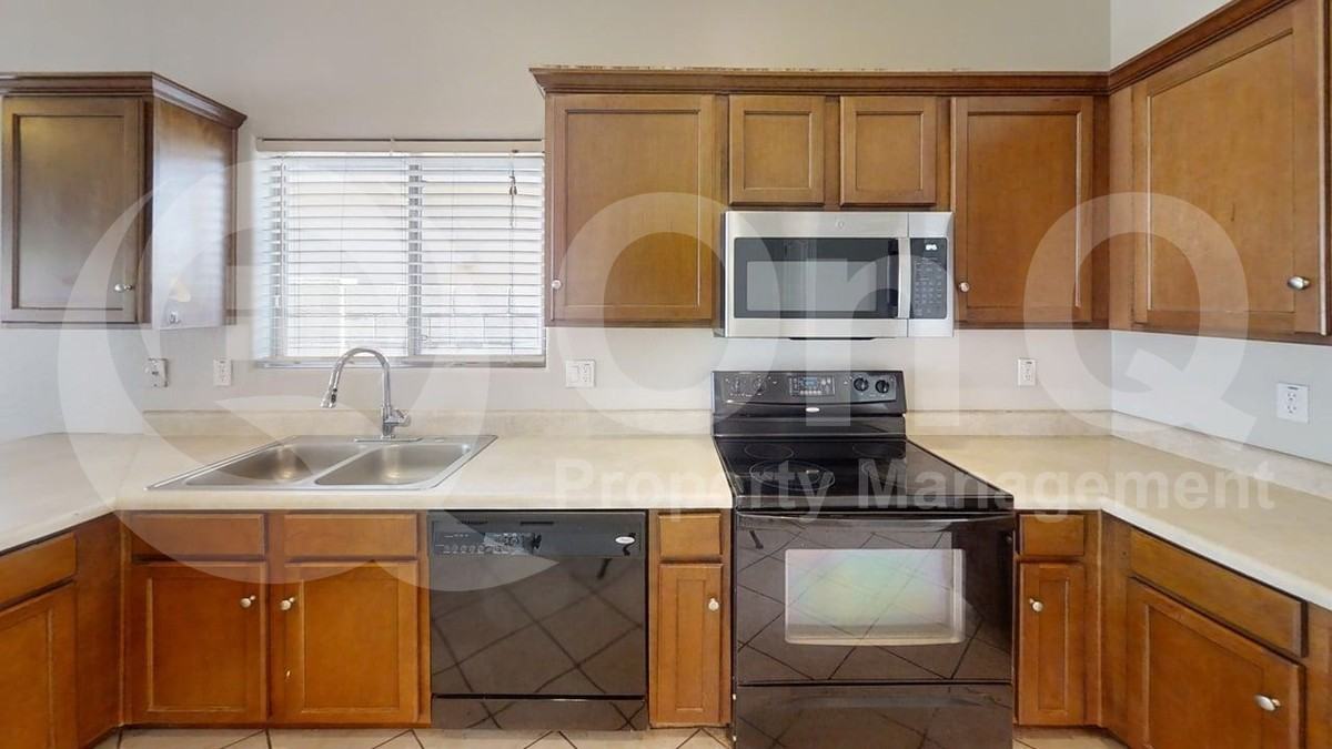 12134 W Ironwood St - Photo 4 of 21