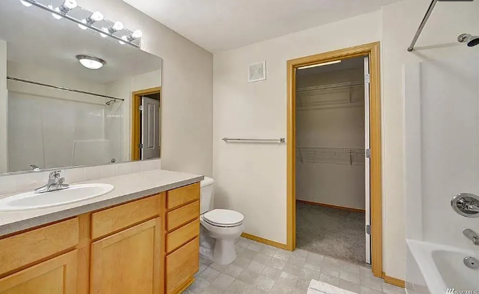 1931 23rd Pl Ne #204 - Photo 4 of 8
