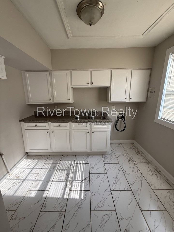1766 Brown Ave - Photo 4 of 9