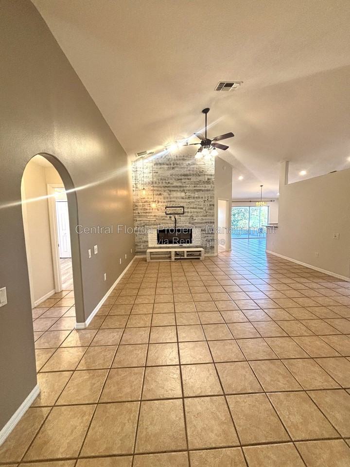 1935 Westpointe Cir - Photo 2 of 19