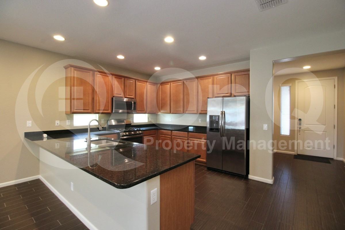 867 E Aberdeen Dr - Photo 3 of 33