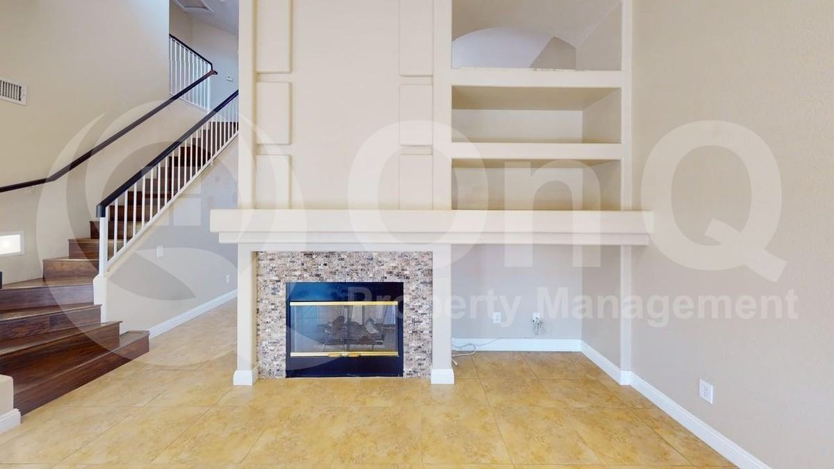 3211 E Behrend Dr - Photo 6 of 31