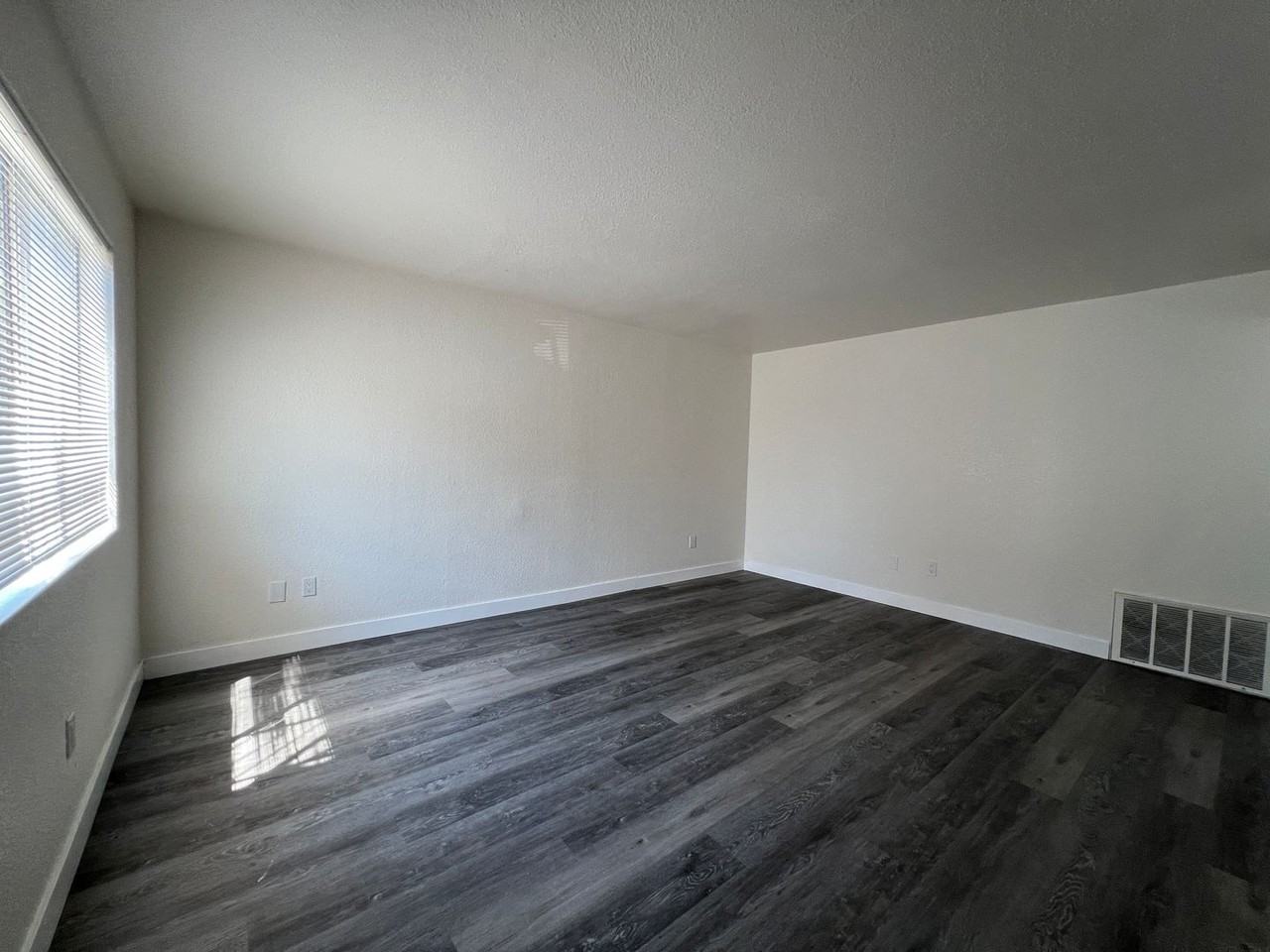 709 E Houston Ave - Photo 3 of 22