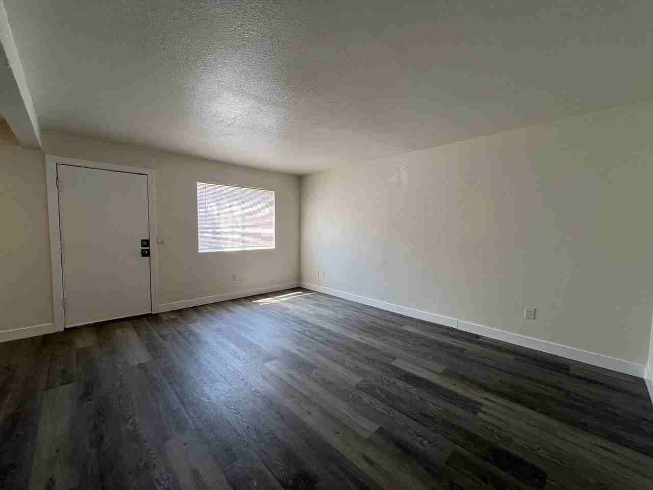 709 E Houston Ave - Photo 4 of 22