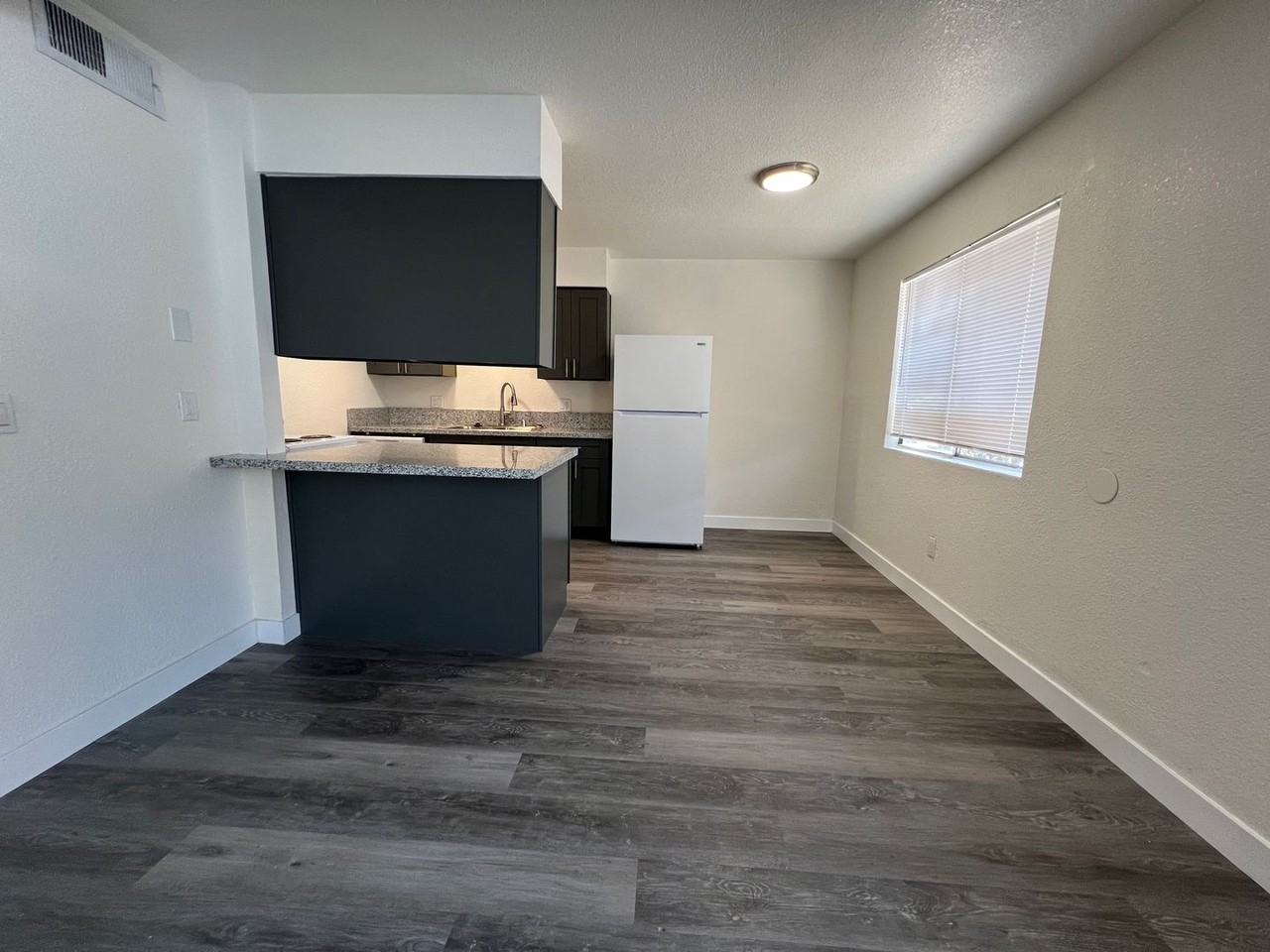 709 E Houston Ave - Photo 6 of 22