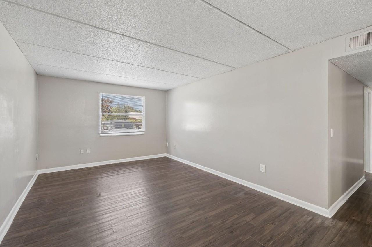 2401 Jammes Rd - Photo 4 of 16