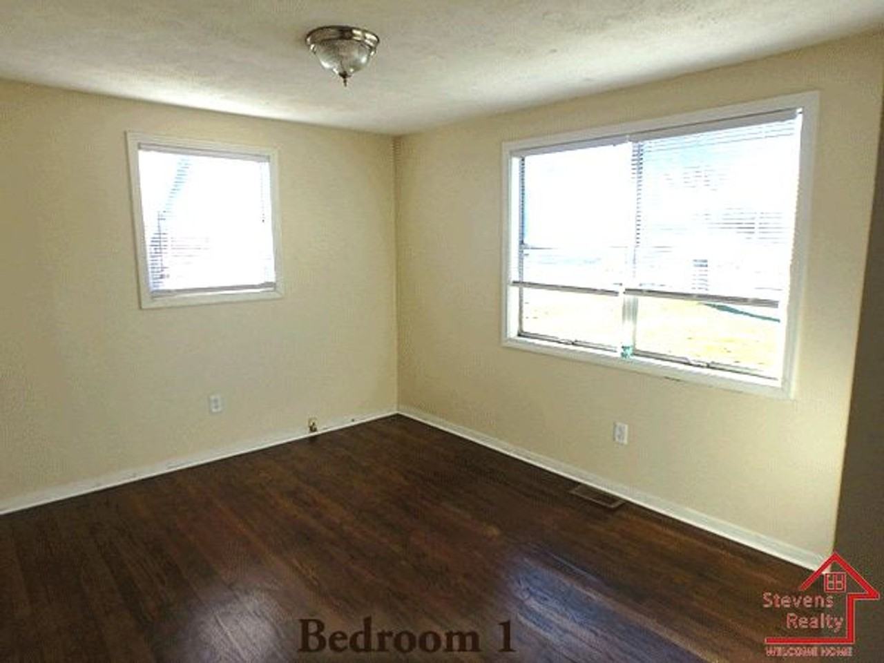 325 N Franklin Ave - Photo 4 of 25
