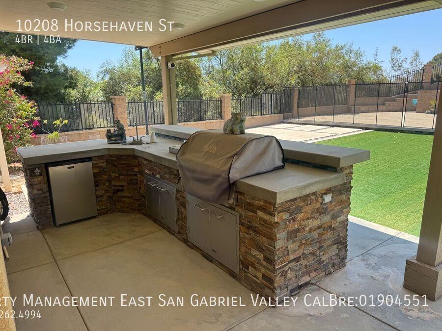 10208 Horsehaven St - Photo 3 of 48
