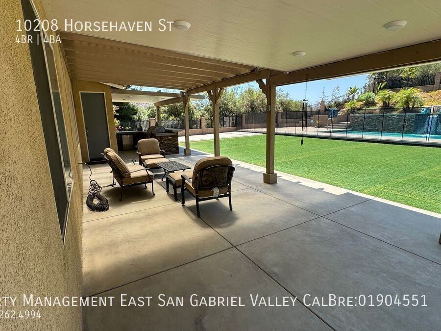 10208 Horsehaven St - Photo 4 of 48