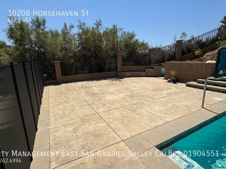 10208 Horsehaven St - Photo 7 of 48