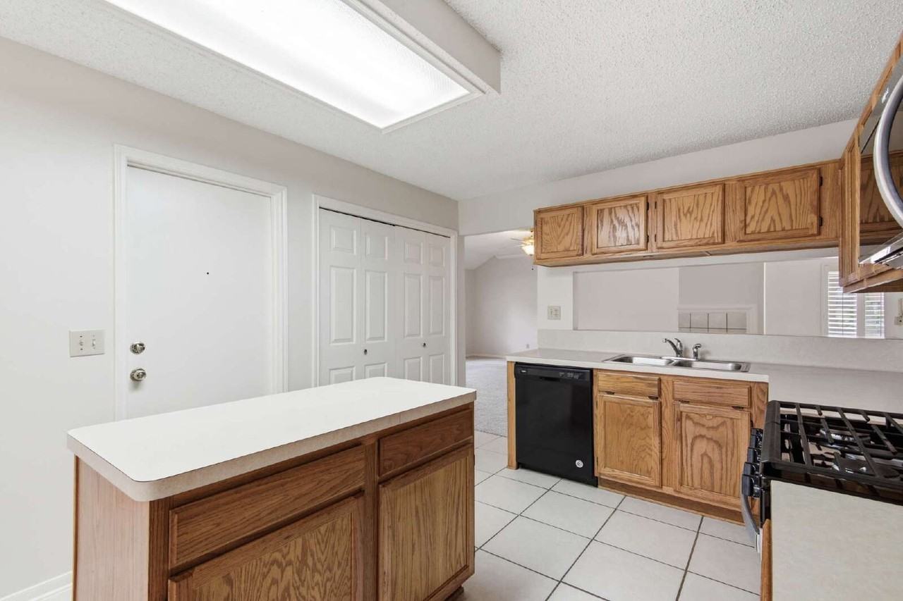 8926 Village Hills Dr - Photo 5 of 23