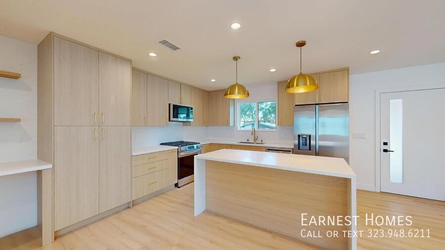 16701 Chatsworth St - Photo 2 of 27