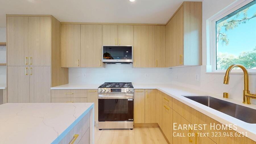 16701 Chatsworth St - Photo 5 of 27