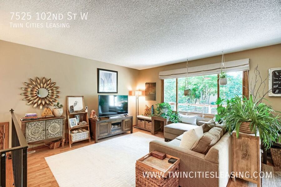 7525 W 102nd St - Photo 3 of 27