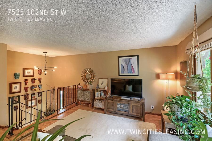 7525 W 102nd St - Photo 4 of 27