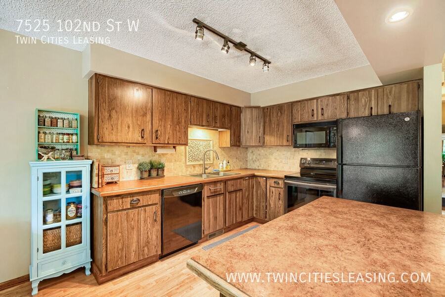 7525 W 102nd St - Photo 7 of 27