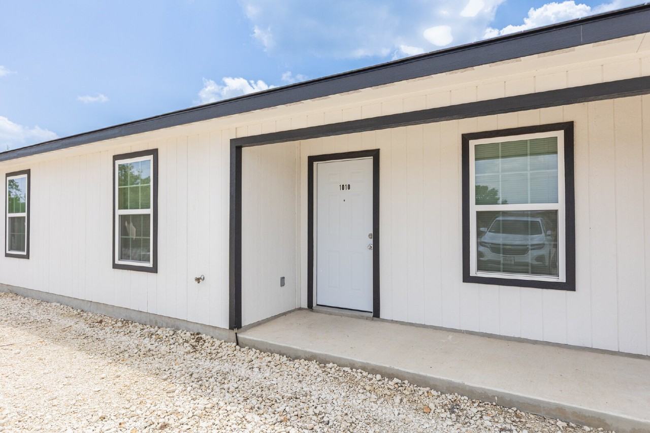 1010 County Road 4516 - Photo 2 of 28