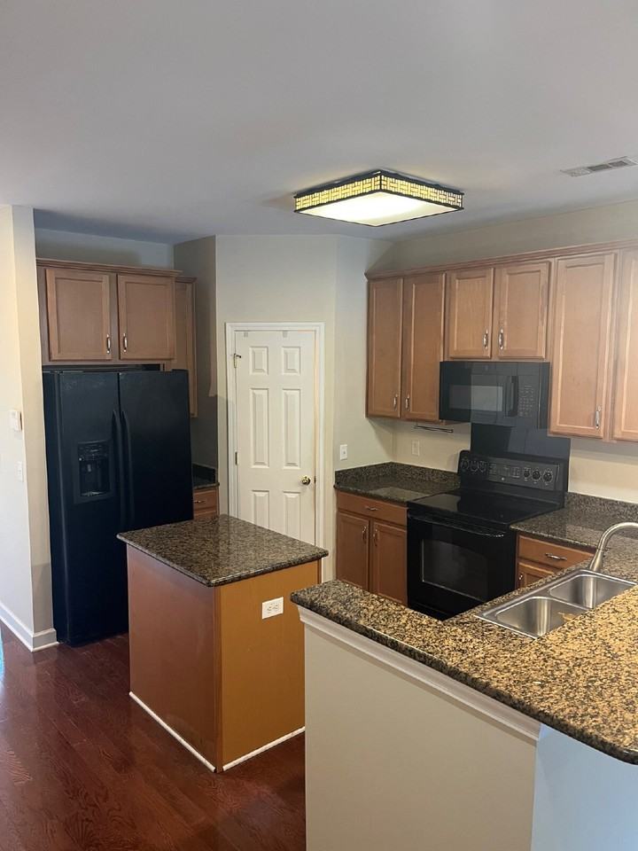 7529 Kemberton Ct - Photo 6 of 37