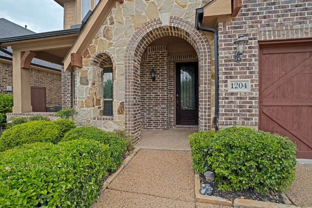 1204 E Shawnee Dr - Photo 2 of 26
