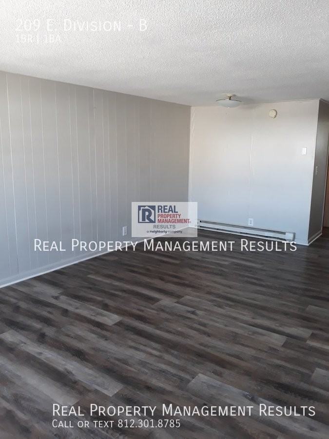 209 E Division St #B - Photo 2 of 10