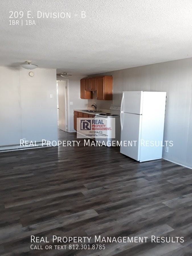 209 E Division St #B - Photo 3 of 10