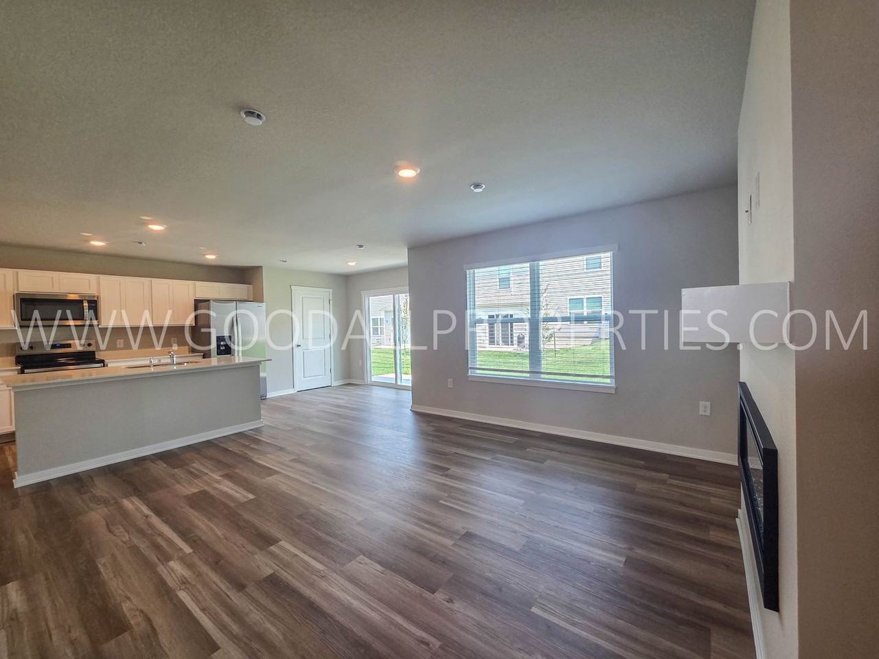 3595 Pershing Ln - Photo 4 of 19