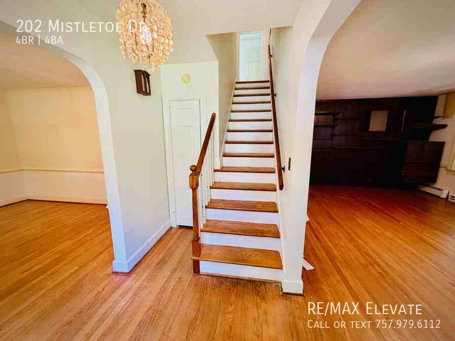 202 Mistletoe Dr - Photo 3 of 24