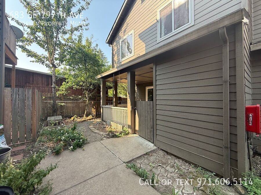 683 Se 197th Ave - Photo 2 of 46