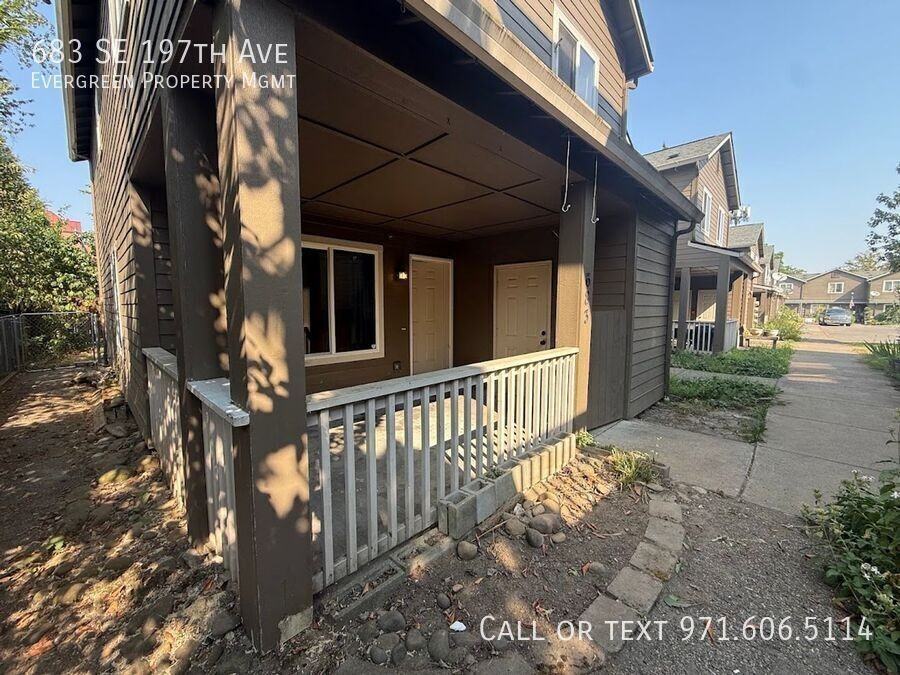 683 Se 197th Ave - Photo 3 of 46