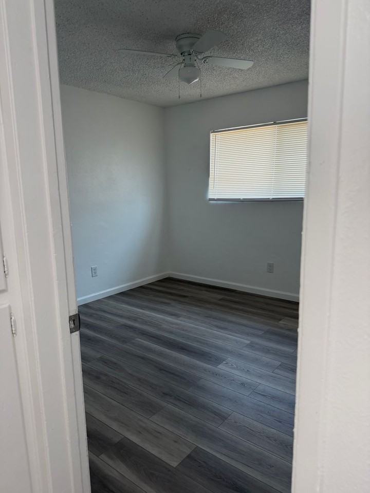 327 327 & 325 Dobrusky Dr - Photo 3 of 9