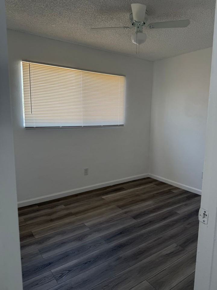 327 327 & 325 Dobrusky Dr - Photo 4 of 9