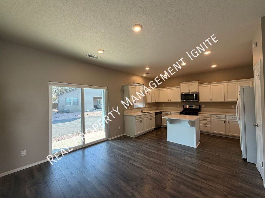 1430 Nw Upas Pl - Photo 3 of 13