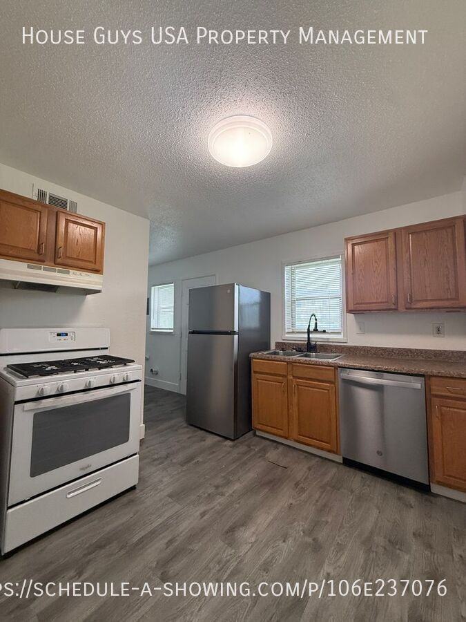 9525 Charlotte St - Photo 2 of 8