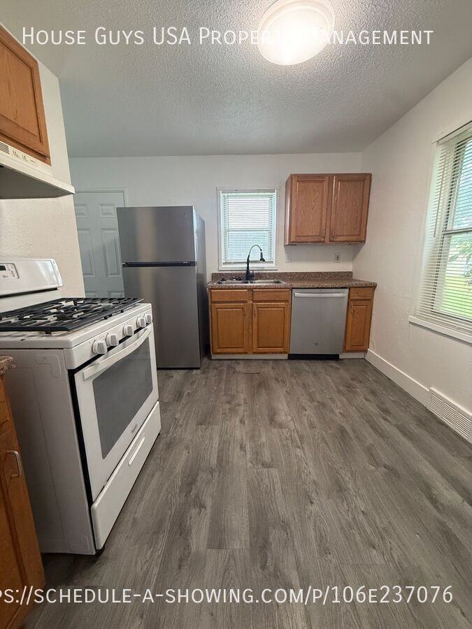 9525 Charlotte St - Photo 3 of 8