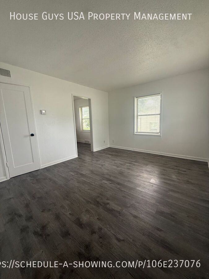 9525 Charlotte St - Photo 4 of 8