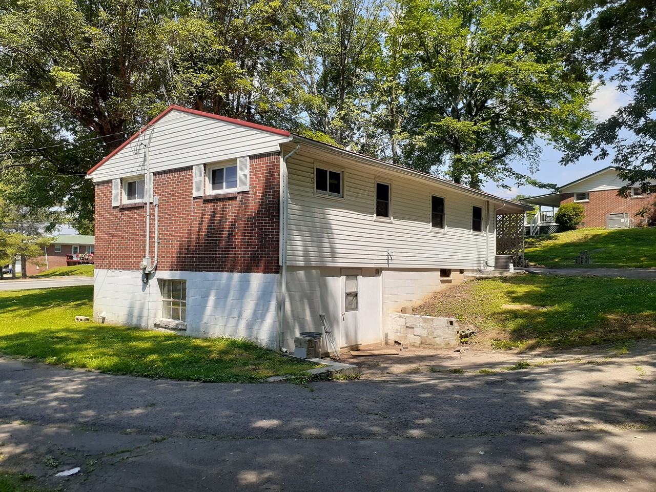 707 S Mccrary St - Photo 3 of 17
