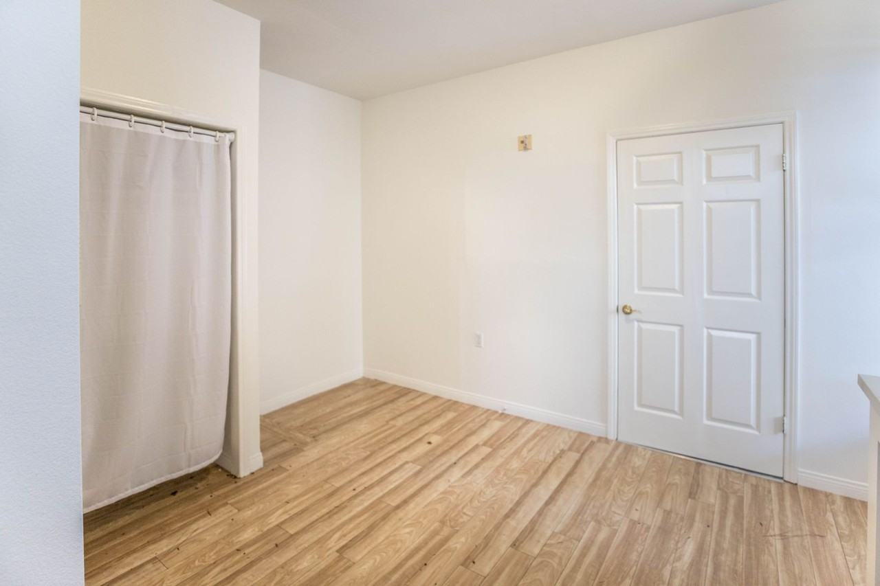 1117 3rd St #17 - Photo 3 of 17