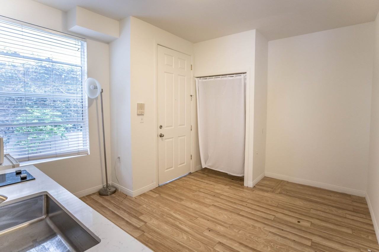 1117 3rd St #17 - Photo 4 of 17
