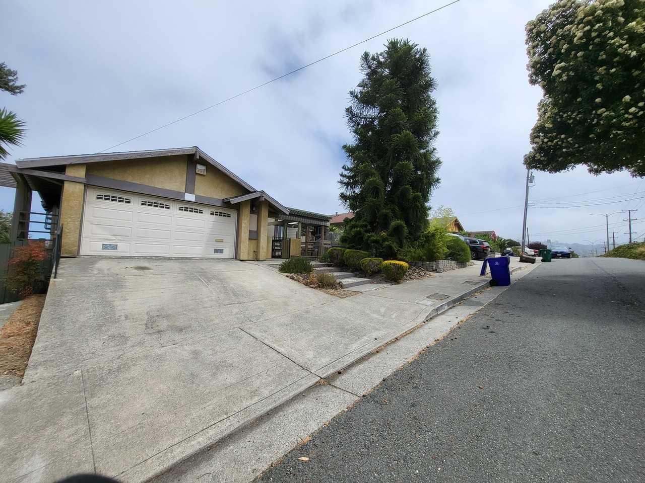5215 Bayview Ave - Photo 2 of 20