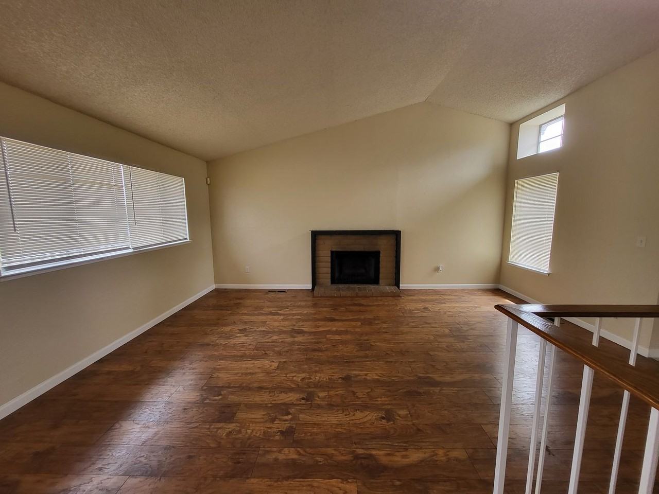 5215 Bayview Ave - Photo 5 of 20