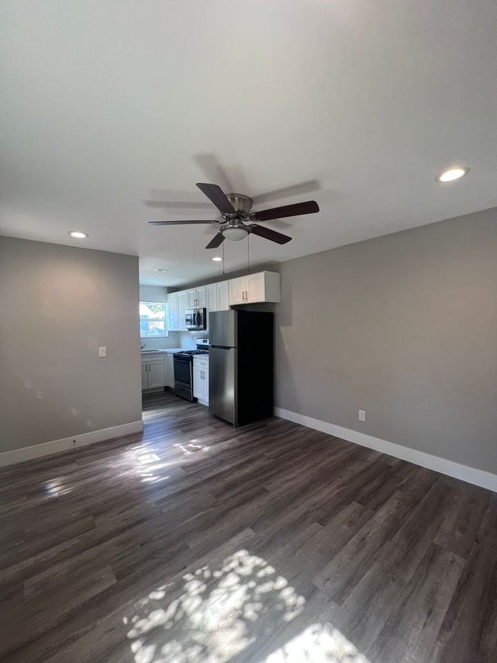 4829 35th St - Photo 3 of 9